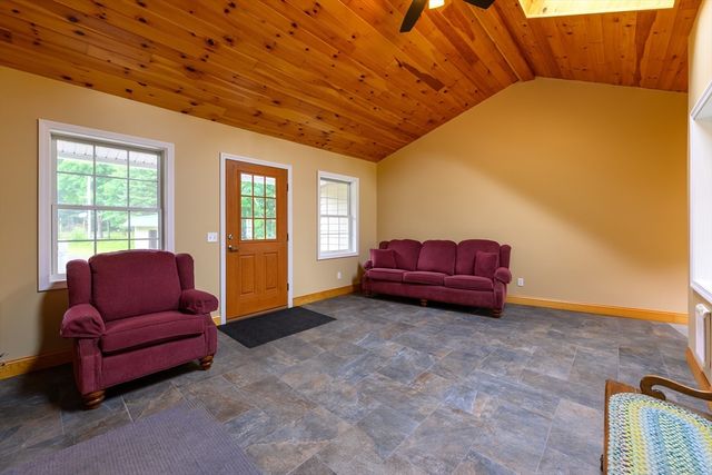 434 Batchelor St, Granby, MA 01033