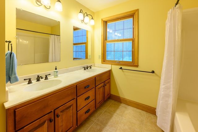 434 Batchelor St, Granby, MA 01033
