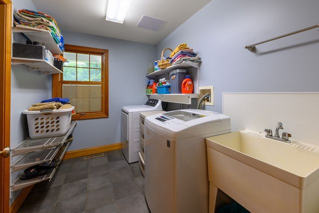 434 Batchelor St, Granby, MA 01033
