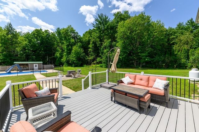 434 Batchelor St, Granby, MA 01033