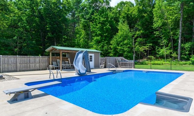 434 Batchelor St, Granby, MA 01033