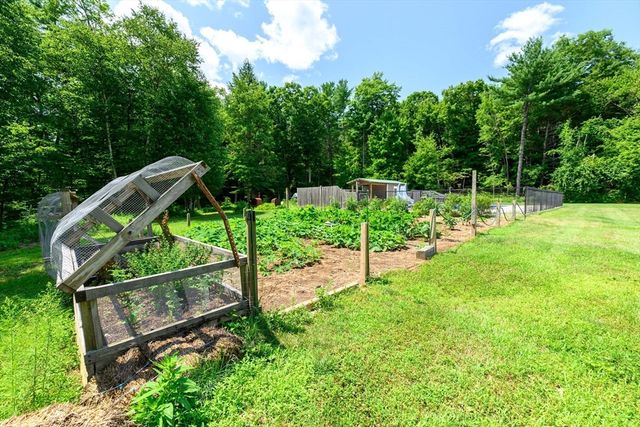 434 Batchelor St, Granby, MA 01033