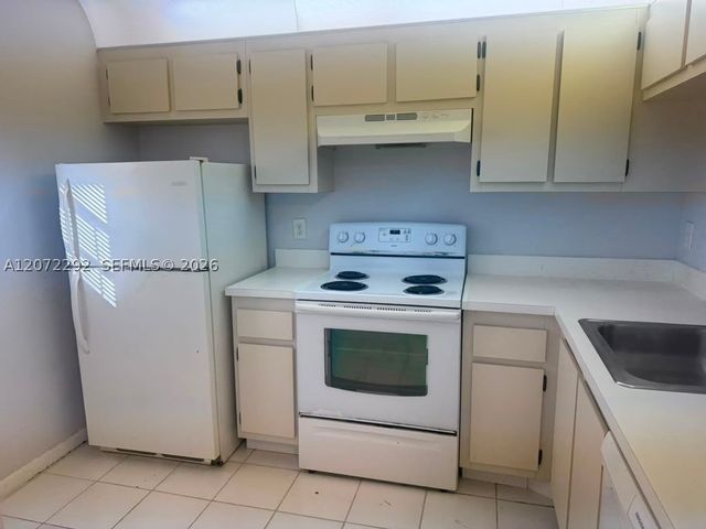 10381 NW 8th St 102, Pembroke Pines, FL 33026