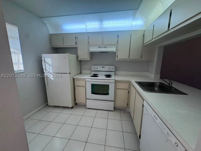 10381 NW 8th St 102, Pembroke Pines, FL 33026