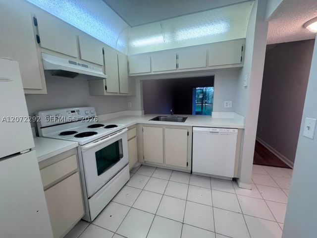 10381 NW 8th St 102, Pembroke Pines, FL 33026