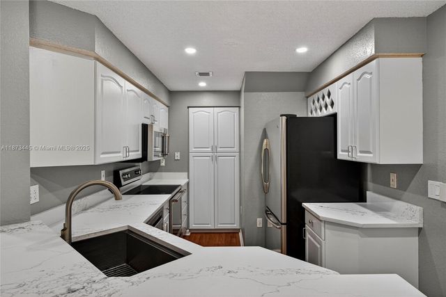 1900 Oceanwalk Ln 109, Lauderdale By The Sea, FL 33062