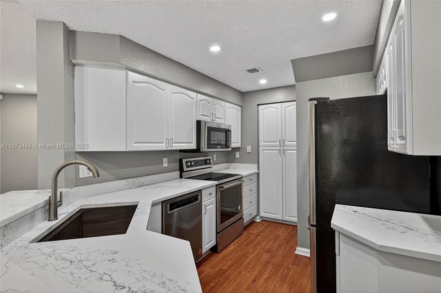 1900 Oceanwalk Ln 109, Lauderdale By The Sea, FL 33062