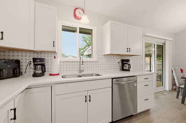 275 S Marlen Dr, Haysville, KS 67060