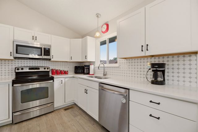 275 S Marlen Dr, Haysville, KS 67060