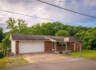 105 Lincoln Heights, Alum Creek, WV 25003