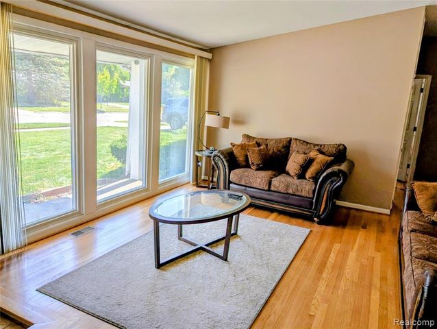 9085 Melrose Street, Livonia, MI 48150