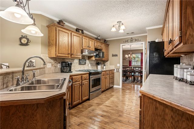 909 E Apple Blossom Avenue, Springdale, AR 72764