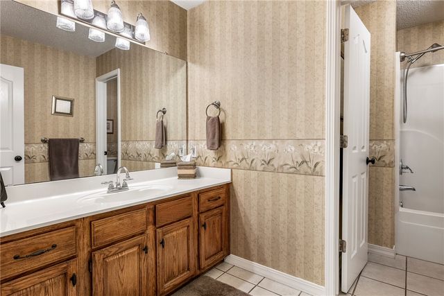 909 E Apple Blossom Avenue, Springdale, AR 72764