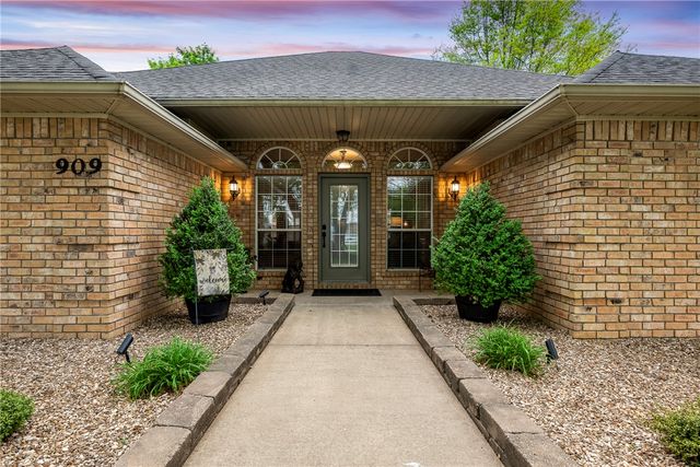 909 E Apple Blossom Avenue, Springdale, AR 72764