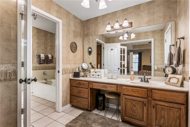 909 E Apple Blossom Avenue, Springdale, AR 72764