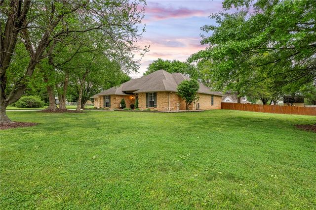 909 E Apple Blossom Avenue, Springdale, AR 72764