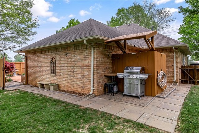 909 E Apple Blossom Avenue, Springdale, AR 72764