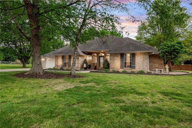 909 E Apple Blossom Avenue, Springdale, AR 72764