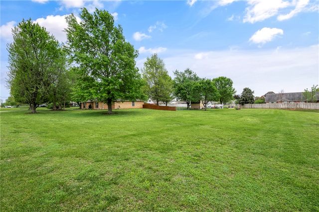 909 E Apple Blossom Avenue, Springdale, AR 72764