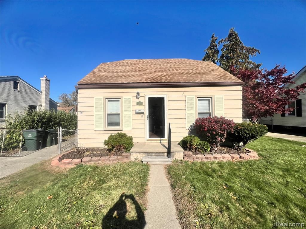 21905 Ridgeway Street, Saint Clair Shores, MI 48080