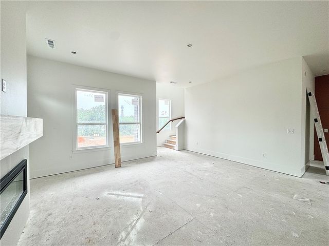 2637 E Livingston Lane, Fayetteville, AR 72703
