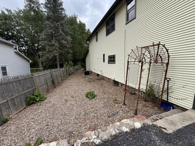 S77W25235 National AVENUE, Waukesha, WI 53189