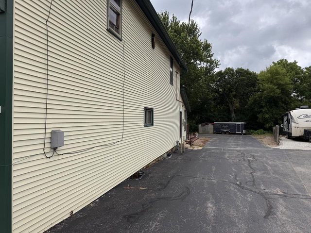 S77W25235 National AVENUE, Waukesha, WI 53189