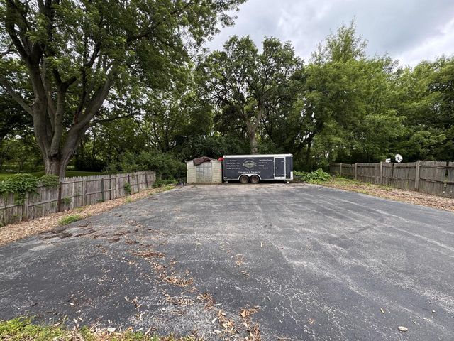 S77W25235 National AVENUE, Waukesha, WI 53189