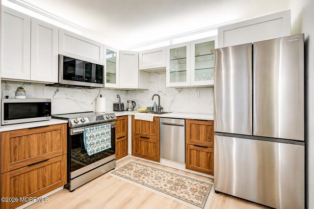 110 Amberly Drive G, Manalapan, NJ 07726