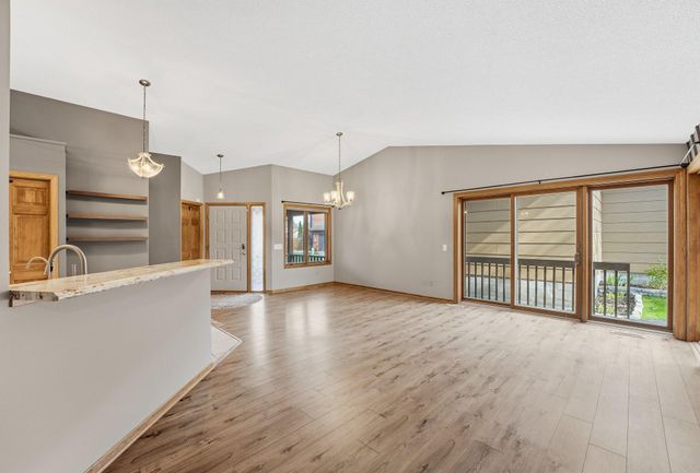 5386 Emerald Way, Apple Valley, MN 55124