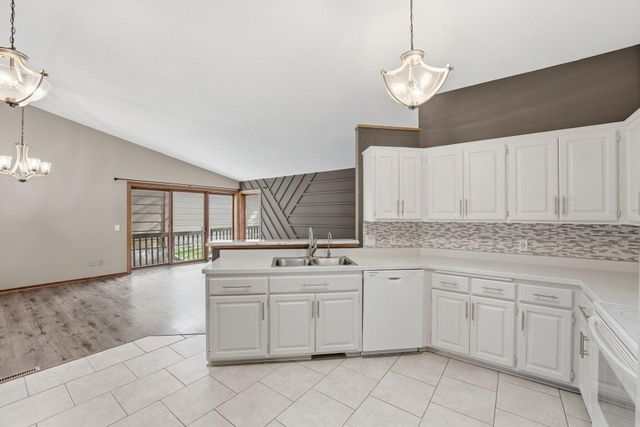 5386 Emerald Way, Apple Valley, MN 55124