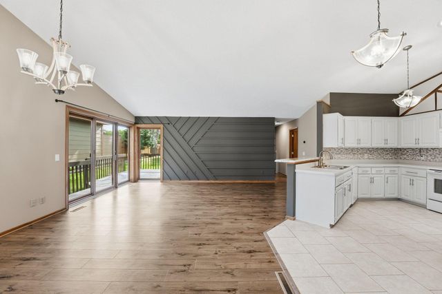 5386 Emerald Way, Apple Valley, MN 55124