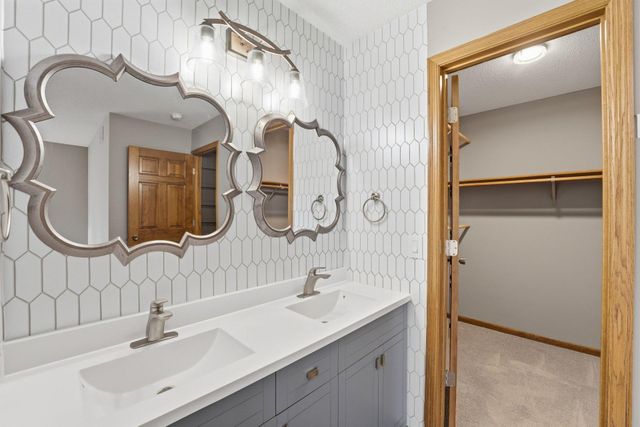 5386 Emerald Way, Apple Valley, MN 55124