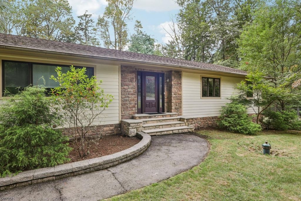 23 Plymouth Drive, Upper Saddle River Boro, NJ 07458