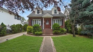 26 Depan Avenue, Floral Park, NY 11001