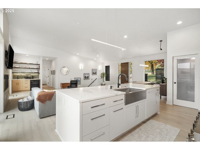 11504 Nw DAMASCUS St, Portland, OR 97229