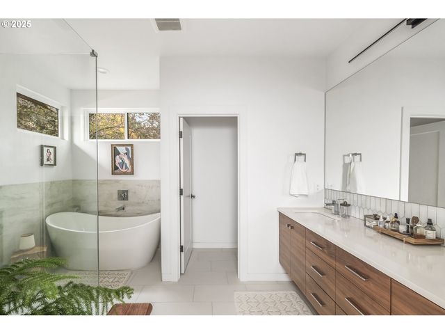 11504 Nw DAMASCUS St, Portland, OR 97229