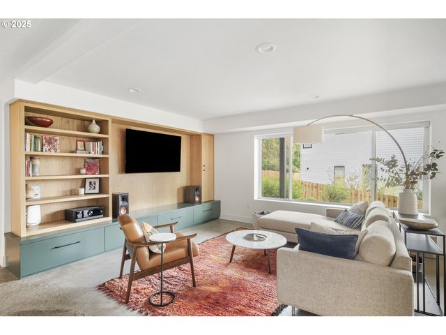 11504 Nw DAMASCUS St, Portland, OR 97229