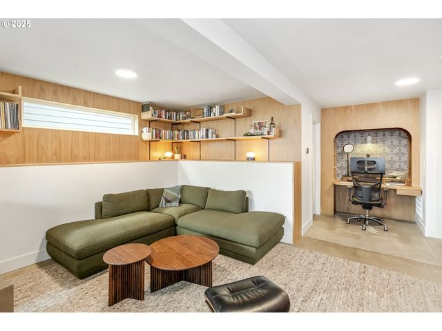 11504 Nw DAMASCUS St, Portland, OR 97229