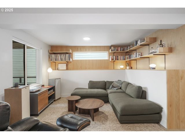 11504 Nw DAMASCUS St, Portland, OR 97229