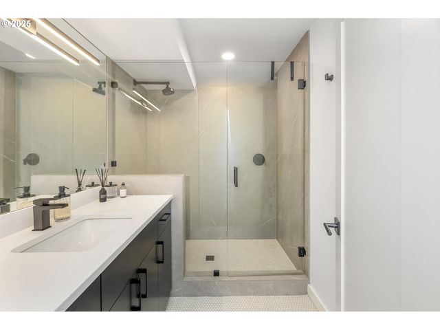 11504 Nw DAMASCUS St, Portland, OR 97229