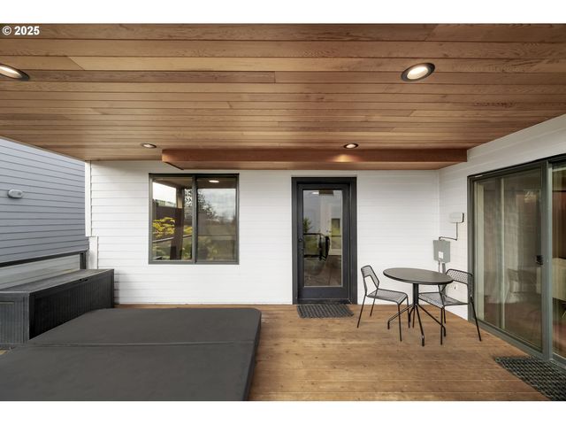 11504 Nw DAMASCUS St, Portland, OR 97229