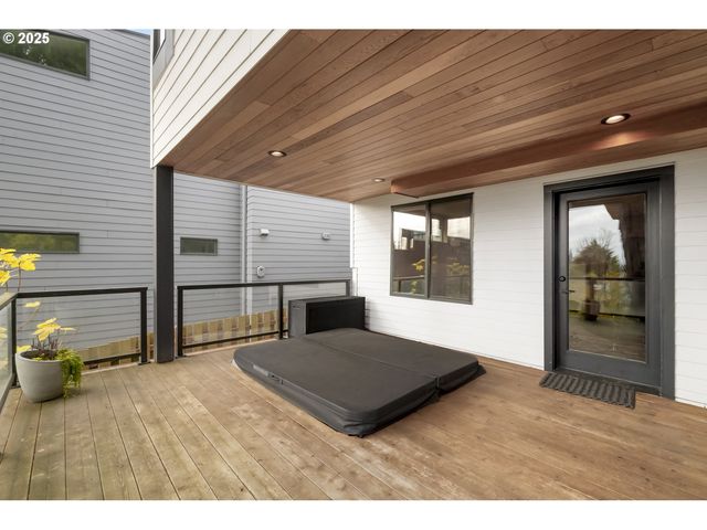 11504 Nw DAMASCUS St, Portland, OR 97229