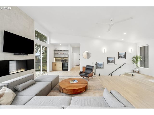 11504 Nw DAMASCUS St, Portland, OR 97229