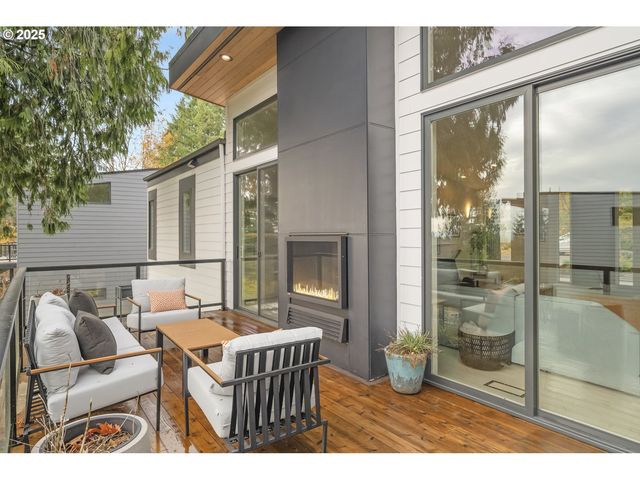 11504 Nw DAMASCUS St, Portland, OR 97229