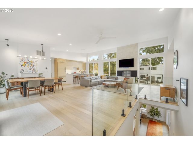 11504 Nw DAMASCUS St, Portland, OR 97229