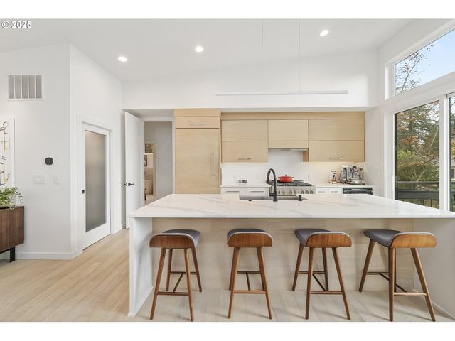 11504 Nw DAMASCUS St, Portland, OR 97229