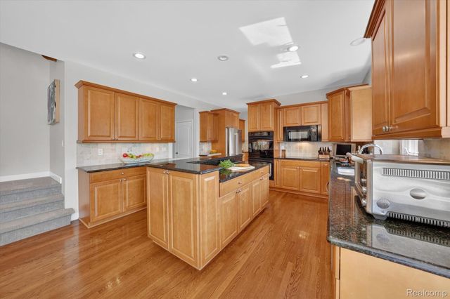 3804 Elk Drive, Oakland Charter Township, MI 48306