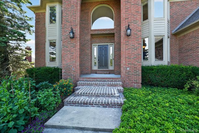 3804 Elk Drive, Oakland Charter Township, MI 48306