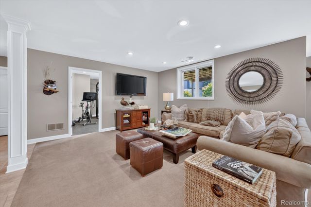 3804 Elk Drive, Oakland Charter Township, MI 48306